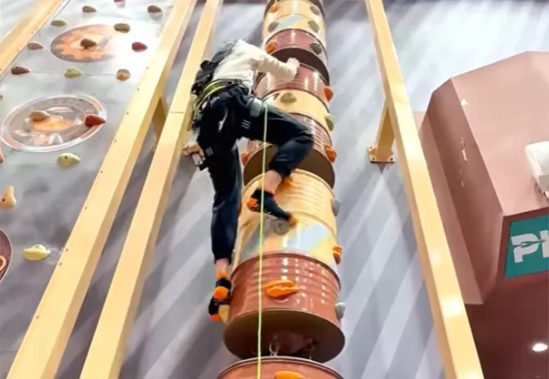 Kletterwand in Tonnenform