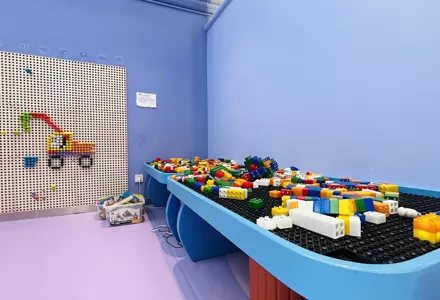 Puzzle-Backsteinmauer: Eine Welt der Fantasie zum Greifen nah