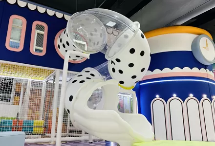 Transparente Spiral-Polkadot-Rutsche